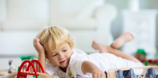 TOP 9 najlepszych zabawek dla pięciolatków Pięciolatek bawi się zabawkami