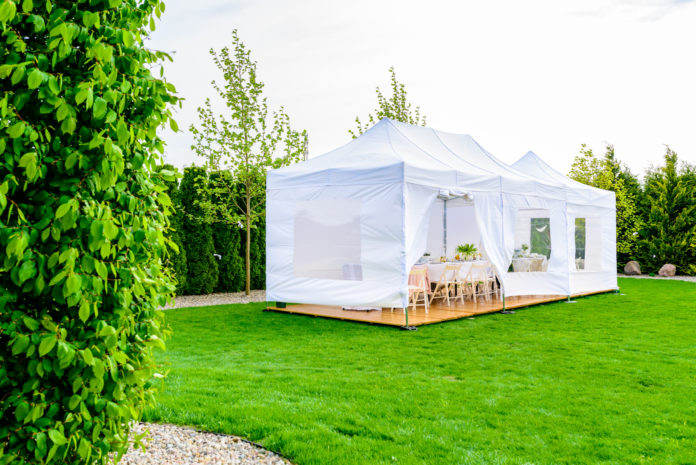 Biały namiot ogrodowy