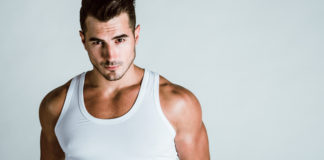 Bielizna męska – co warto mieć w swojej szafie modny mężczyzna w bieliźnie