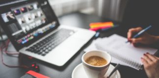 Najtańszy hosting na lata Kobieta wybiera tani hosting