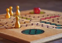 Gry rodzinne, planszowe i karciane dobre na każdą okazję Gra w Chińczyka