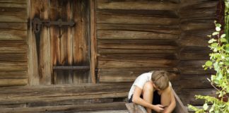 Google Family Link. Twoje dziecko bezpieczne w internecie Dziecko w lesie siedzi ze smartfonem