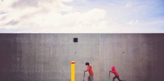 Jak wybrać hulajnogę dla dziecka? dzieci na hulajnogach