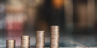 Jak szukać najlepszych ofert pożyczek? Monety na czterech kupkach