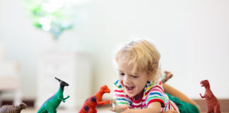 Za oknem szaro i buro? Oto kreatywne formy rozrywki, dzięki którym Twoje dzieci z pewnością nie będą się nudzić! zabawy z dzieckiem