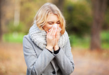 Poznaj typowe choroby sezonu jesienno-zimowego Przeziębiona kobieta