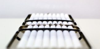 Kilka powodów, dla których warto kupić papierośnicę mężczyźnie na prezent Papierośnica