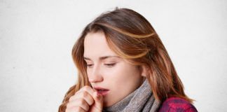 Kaszel mokry a suchy Kaszląca kobieta