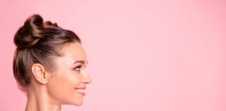 Makijaż na co dzień – jak go wykonać? dziewczyna w lekkim makijażu do szkoły