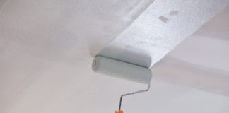 Jak uniknąć pasów na suficie? Malowanie sufitu