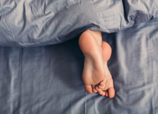 Jaki materac do spania wybrać? Stopy wystające spod kołdry