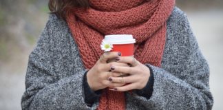 Ciepłe bluzy i swetry – zimowy niezbędnik szykownej kobiety Ciepły sweter na zimę