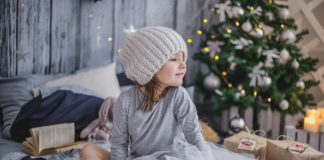 Jaki prezent na Mikołaja wybrać dla dziewczyny? – TOP 10 popularnych inspiracji! Dziewczynka wśród prezentów