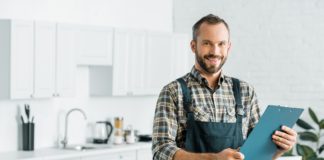 Hydraulik, ślusarz, elektryk, czyli gdy zajdzie konieczność pilnego skorzystania z usług fachowców Uśmiechnięty hydraulik