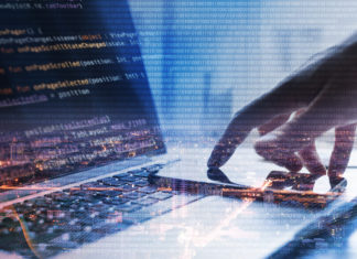 Jaką technologię ma wybrać programista chcący pracować sprawnie z JavaScript? Programista przy pracy