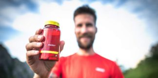 Trzy najczęściej powtarzane mity na temat suplementów – czas je obalić! mężczyzna z opakowaniem suplementu