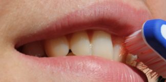 Urazy i pielęgnacja jamy ustnej mycie zębów szczoteczką do zębów