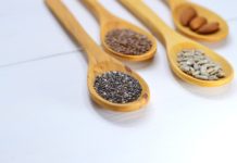 5 najzdrowszych pestek i nasion różne rodzaje ziaren na drewnianych łyżkach