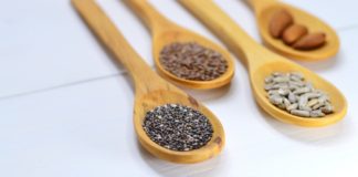 5 najzdrowszych pestek i nasion różne rodzaje ziaren na drewnianych łyżkach