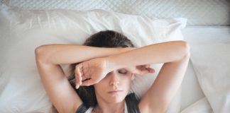 Co powoduje nadmierną senność i jak sobie z nią radzić? senna kobieta w łóżku