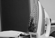 Manekin do prasowania oraz suszarka przemysłowa – co musisz o nich wiedzieć, kiedy otwierasz swoją pralnię? czarno białe zdjęcie żelazko obok uprasowanego ubrania