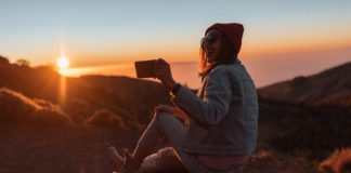 Książki jako inspiracja do podróży dziewczyna na dachu samochodu filmująca krajobrazy