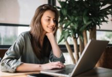 Coś dla początkujących e-marketerów: jakie działania kryją się pod skrótami SEO i SEM? dziewczyna freelancer pisząca na laptopie