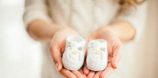 Zielona dieta przyszłej mamy? Czemu nie! buciki dziecięce na dłoniach