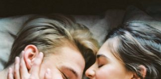 Niebanalne pomysły na grę wstępną młodzi ludzie w łóżku