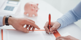 Kredyt gotówkowy – czym dokładnie jest i kiedy się przyda? podpisywanie dokumentów kredytowych