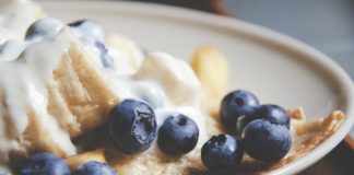 Alternatywa dla słodyczy – 5 zdrowych przekąsek dla Twojego dziecka śniadanie z bananem i borówkami amerykańskimi