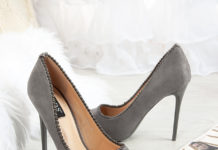 Szpilki czy sandały do sukienki na eleganckie przyjęcie? szare szpilki