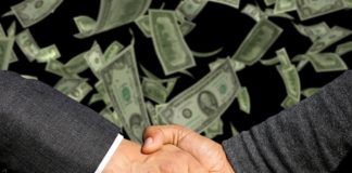 Najnowsze chwilówki online – gdzie ich szukać? uścisk dłoni nad dolarami