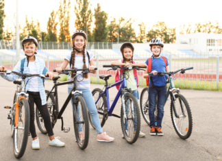 Jak w 2020 roku wyrobić kartę rowerową? dzieci na rowerach