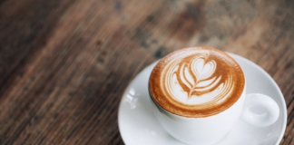 Cappuccino czy flat white? Sprawdź, która kawa skradnie twoje serce filiżanka cappuccino