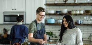 Rodzinne gotowanie – idealny sposób na wspólne popołudnia młodzi ludzie wspólnie gotują w domu