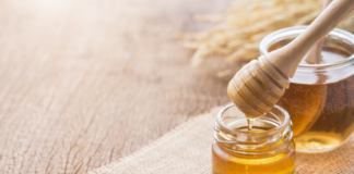 Do czego dodawać miód? Te pomysły cię zaskoczą! miód w słoiku