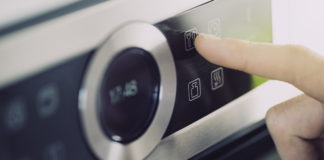 Multimedialny sprzęt… AGD. Nowinki technologiczne w lodówkach, zmywarkach, piekarnikach panel nowoczesnego piekarnika