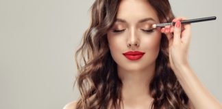 Co w makijażu znaczy, że “Ty jesteś rewolucją”? modelka w złotym makijażu