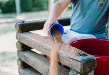 Piaskownica dla dzieci w ogrodzie – gwarancja świetnej zabawy piaskownica w ogrodzie