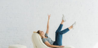 Jak wybrać pufy do salonu? pufy w salonie