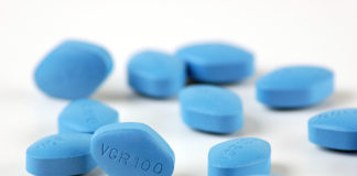 Historia niebieskiej pigułki, czyli kilka słów o Viagrze tabletki Viagry na białym tle