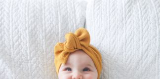 Fotelik samochodowy – do kiedy używać i dlaczego? niemowlę w szaro-żółtym ubraniu