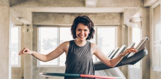 Hula hop – aktywność dla każdego dziewczyna ćwicząca z hula hop