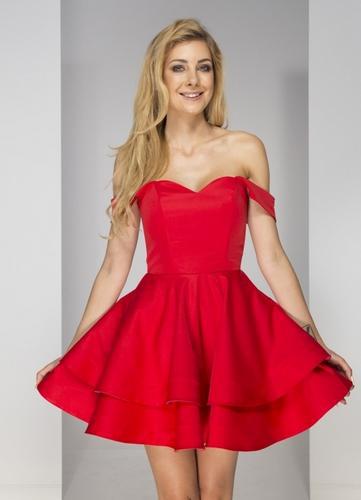 Czerwona sukienka z dekoltem hiszpańskim