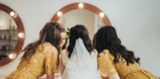 Wesele w stylu boho? Te sukienki będą idealne! przygotowania ślubne, panna młoda i druhny w sukienkach w stylu boho przed lustrem