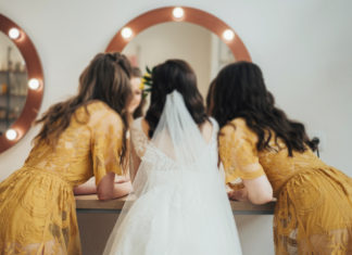 Wesele w stylu boho? Te sukienki będą idealne! przygotowania ślubne, panna młoda i druhny w sukienkach w stylu boho przed lustrem