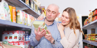 Jaką kaszę wybrać dla rodziny? para wybierająca kaszę w sklepie spożywczym