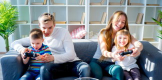 Szukasz prezentu na Dzień Dziecka? Oto kilka znakomitych pomysłów! rodzinne granie na kanapie