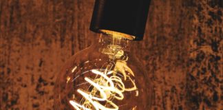 Import oświetlenia ledowego z Chin świecąca się żarówka